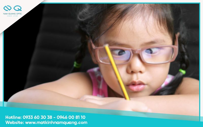 Nháy mắt ở trẻ nhỏ liên quan gì đến tật khúc xạ?