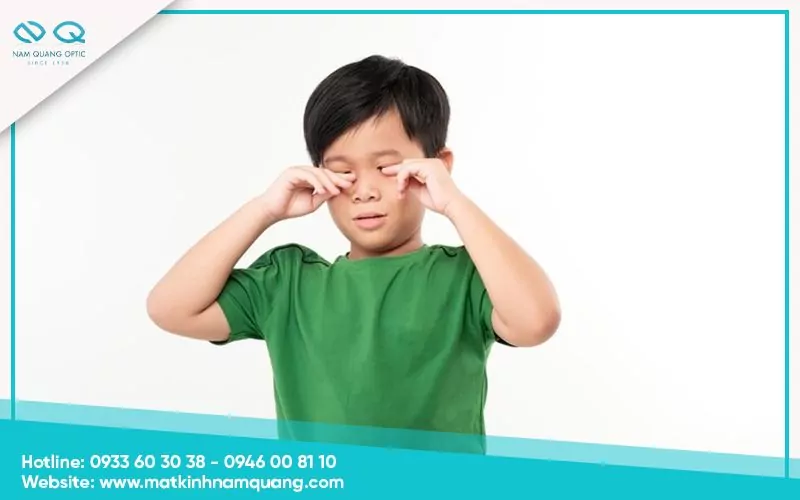 Giải pháp chăm sóc khi em bé nháy mắt liên tục tại nhà