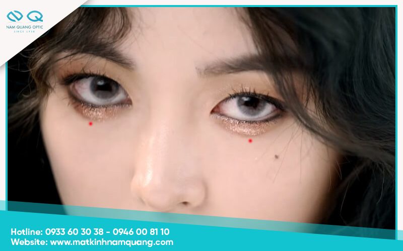 Nốt ruồi son dưới mắt trái