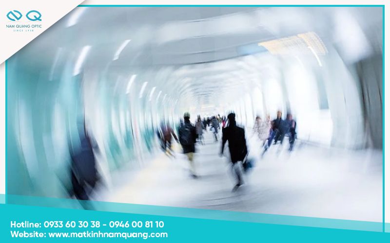 Không nhìn rõ ngay sau mổ