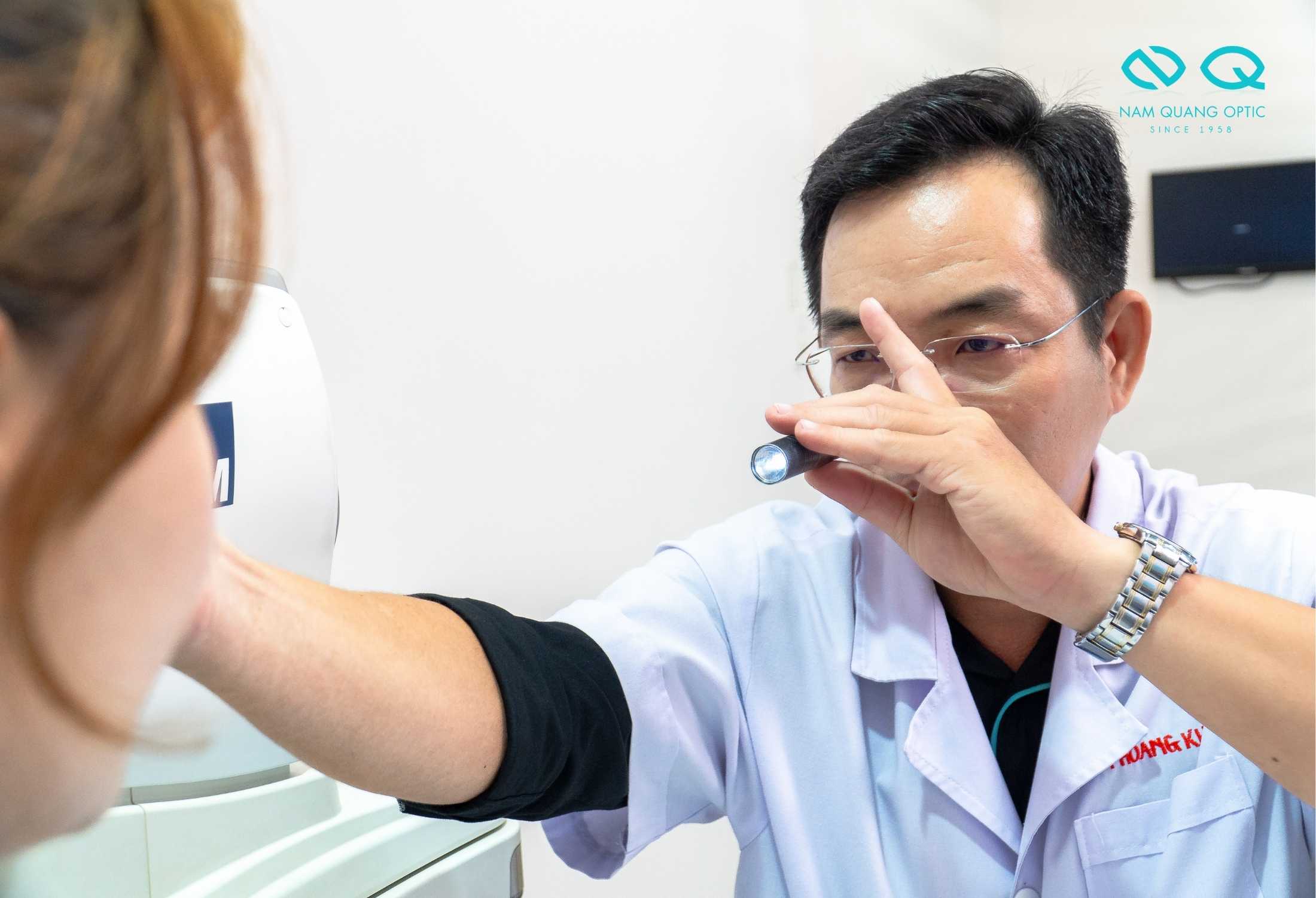 Kỹ thuật viên đo mắt và tư vấn lắp kính đa tròng tại Nam Quang