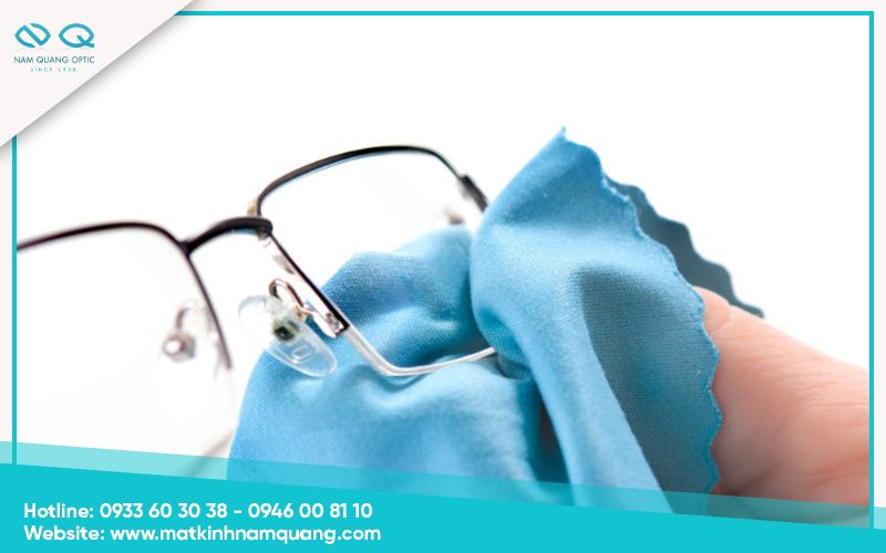 Hướng dẫn bảo quản và vệ sinh mắt kính gọng Titanium