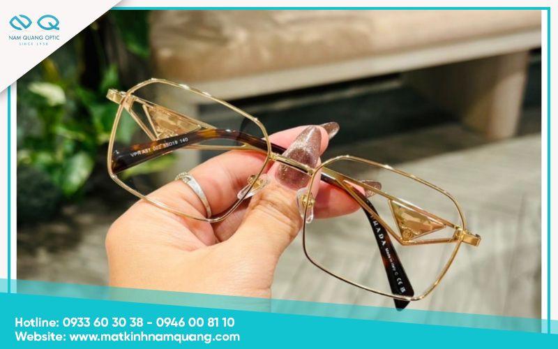 Tại sao kính gọng vuông là biểu tượng của sự tin cậy và chuyên nghiệp?