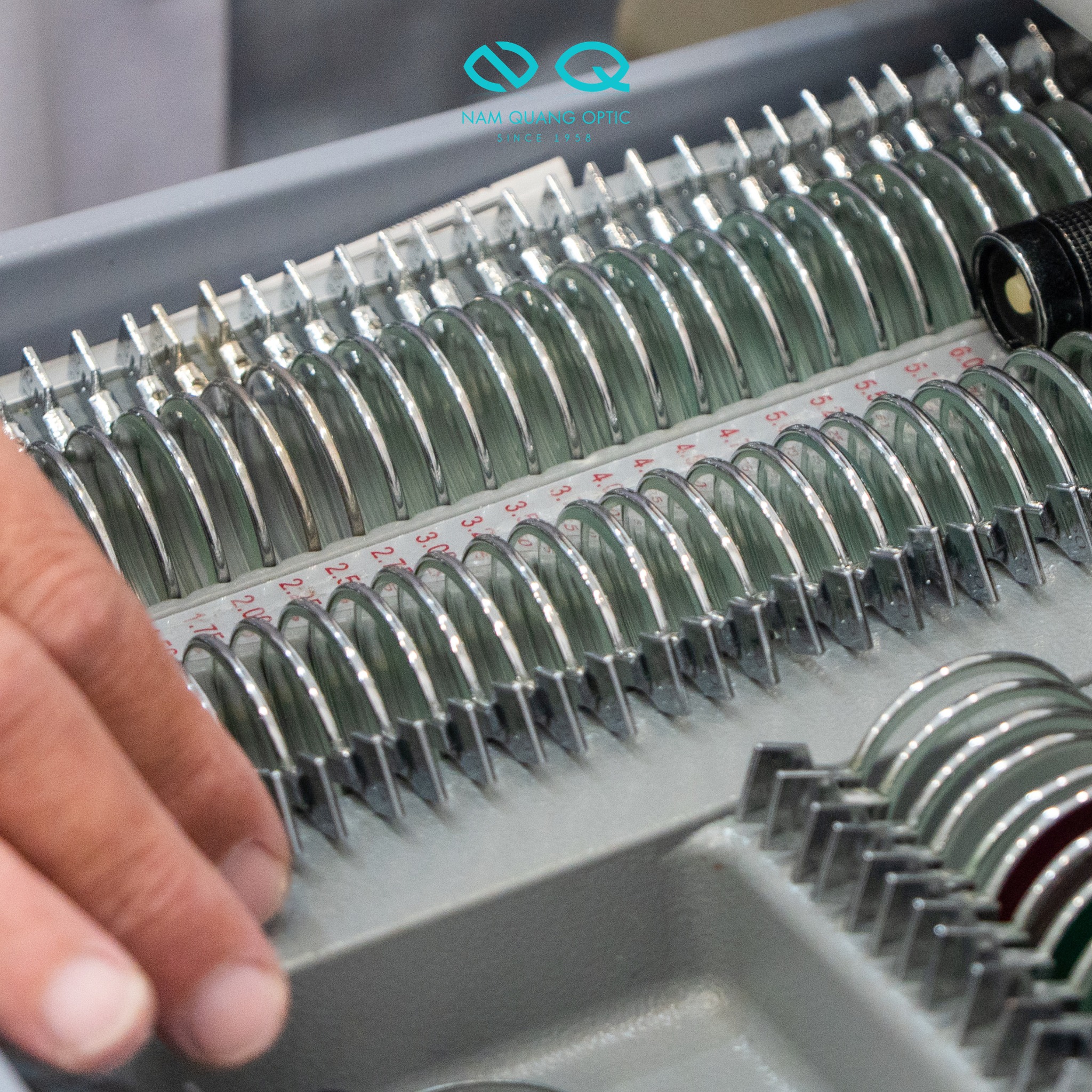 Mắt Kính Nam Quang đo mắt tận nơi theo lịch hẹn