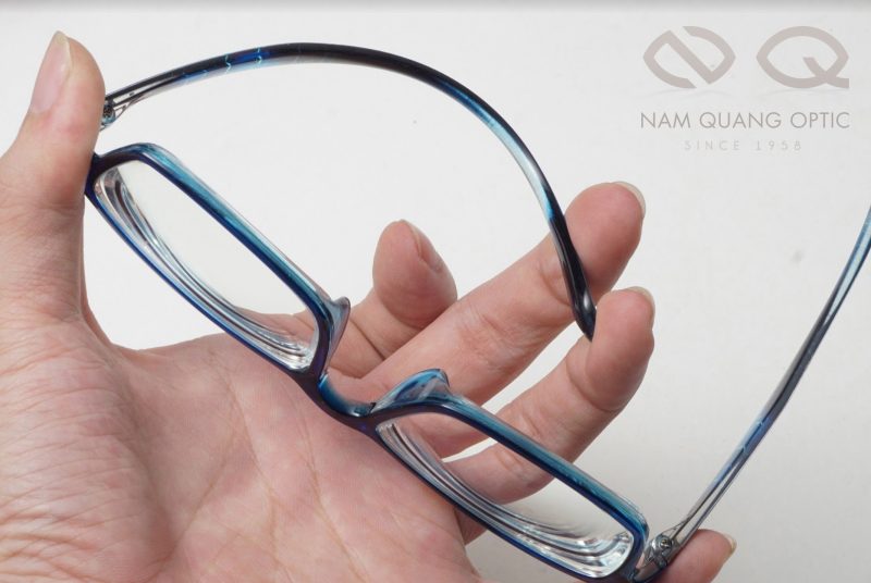 Kiểm tra chất lượng kính trước khi quyết định mua hàng