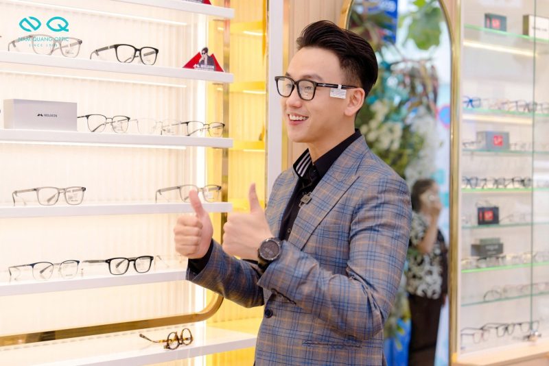 Hình ảnh khách hàng lựa chọn kính phù hợp tại Nam Quang