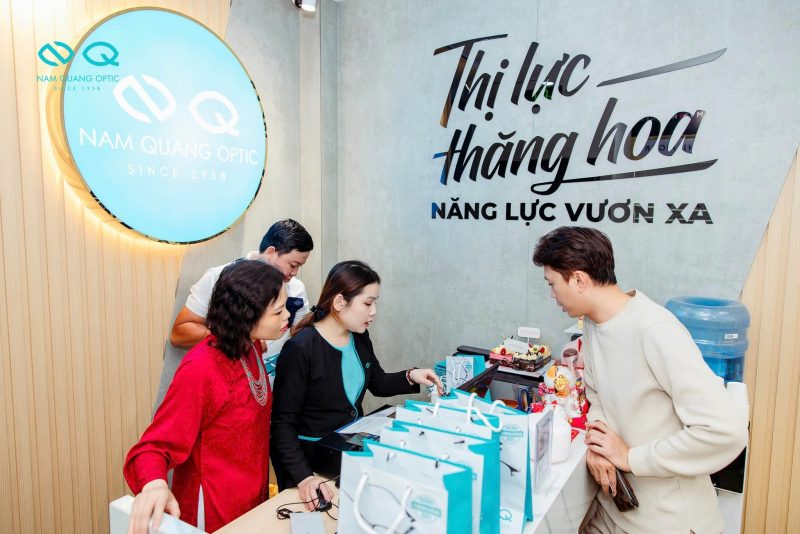 Nhân viên luôn sẵn sằng tư vấn cho khách hàng tại Mắt kính Nam Quang