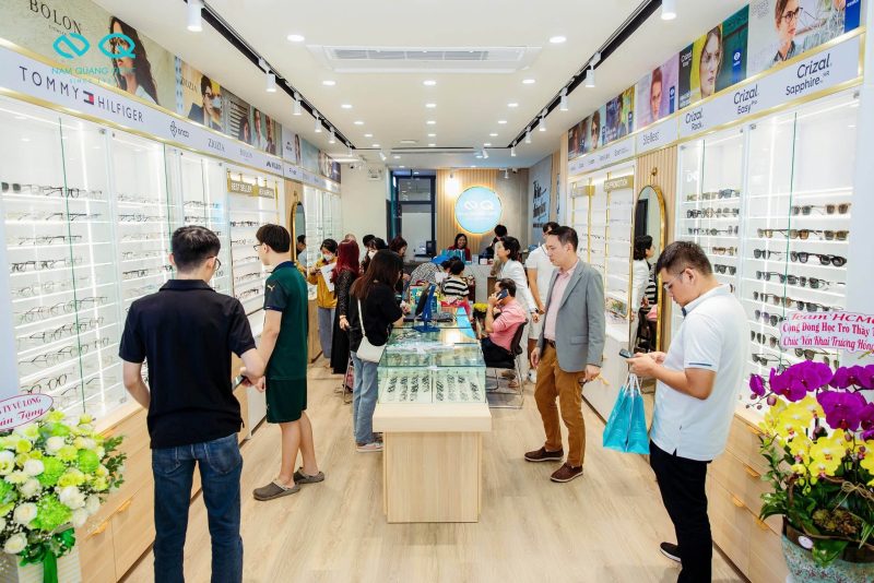 Hình ảnh khách hàng tại Mắt Kính Nam Quang