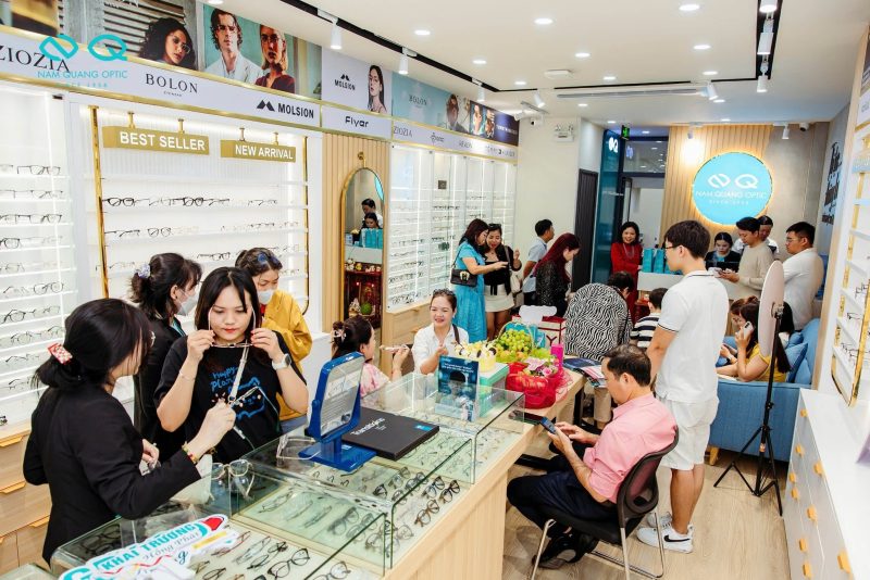 Dội ngữ nhân viên Mắt Kính Nam luôn hỗ trợ tư vấn khách hàng nhanh chóng