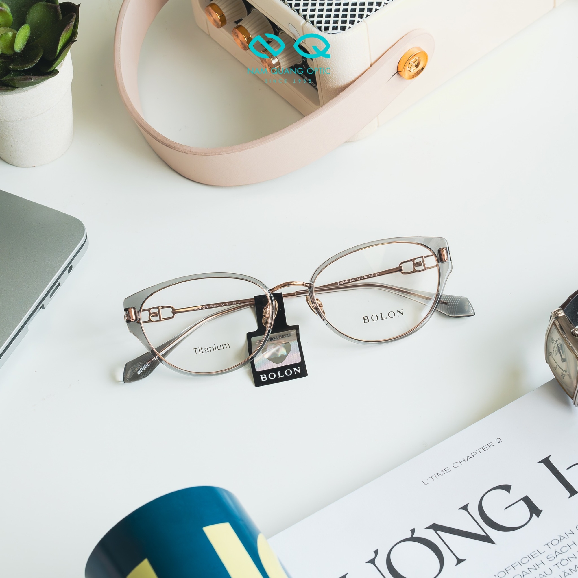 Gọng kính mắt mèo có kiểu dáng đặc trưng với phần góc trên hơi nhọn và nâng lên