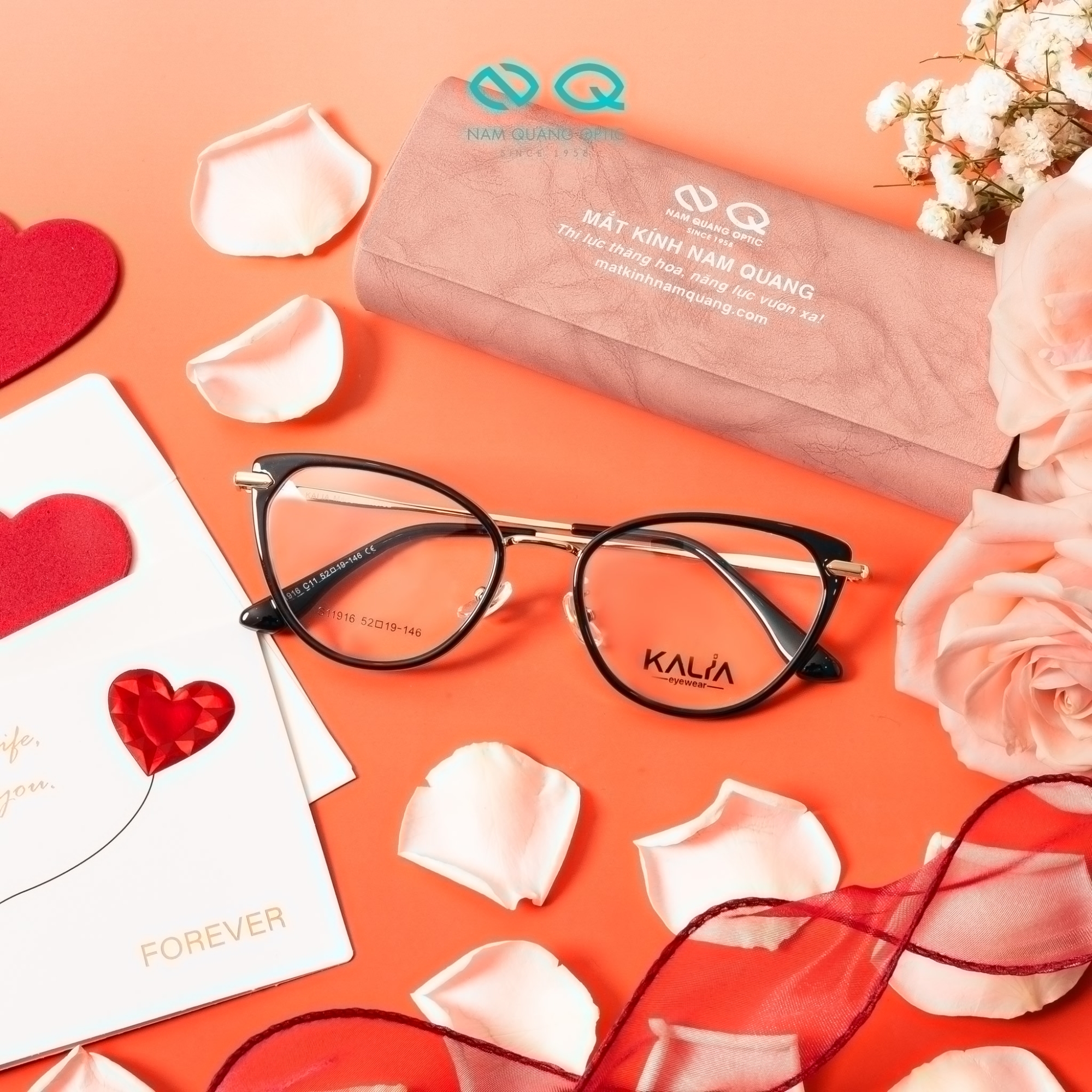 Gọng kính mắt mèo phối kim loại vừa chắc chắn vừa tạo cảm giác thời trang