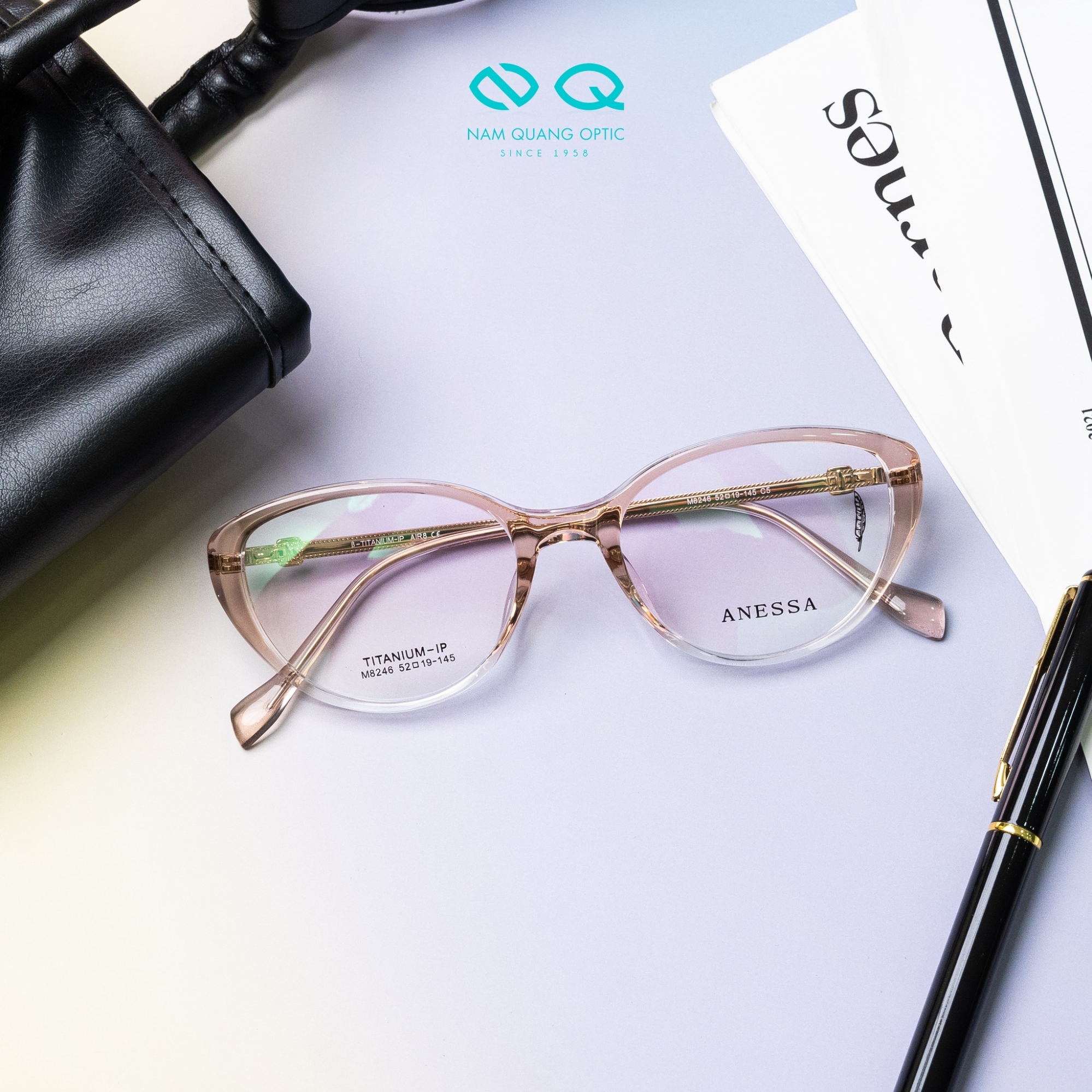 Gọng kính có màu hồng nhẹ nhàng phù hợp cho các nàng yêu thích sự nhẹ nhàng