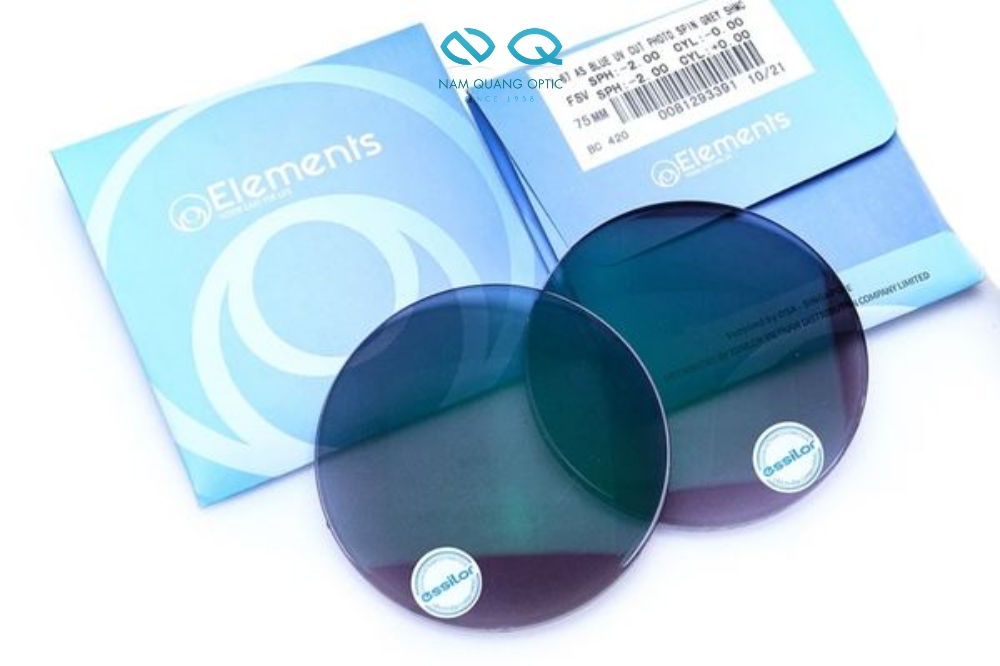 Tròng kính Elements Blue UV Cut Photo Grey có khả năng đổi màu xám khi ra nắng và trong lại khi vào nhà Tròng kính Elements