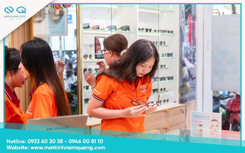 Bi-di-ung-kim-loai-deo-kinh-gi-4 Lưu ý quan trọng khi chọn mua kính cho người da nhạy cảm