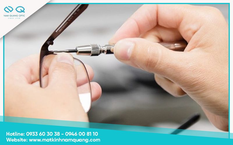 Điều chỉnh gọng và tư thế đeo kính