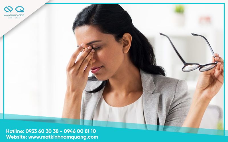 Deo-kinh-bi-nhuc-mat-2 Dấu hiệu nhận biết bạn đang bị nhức mắt do kính
