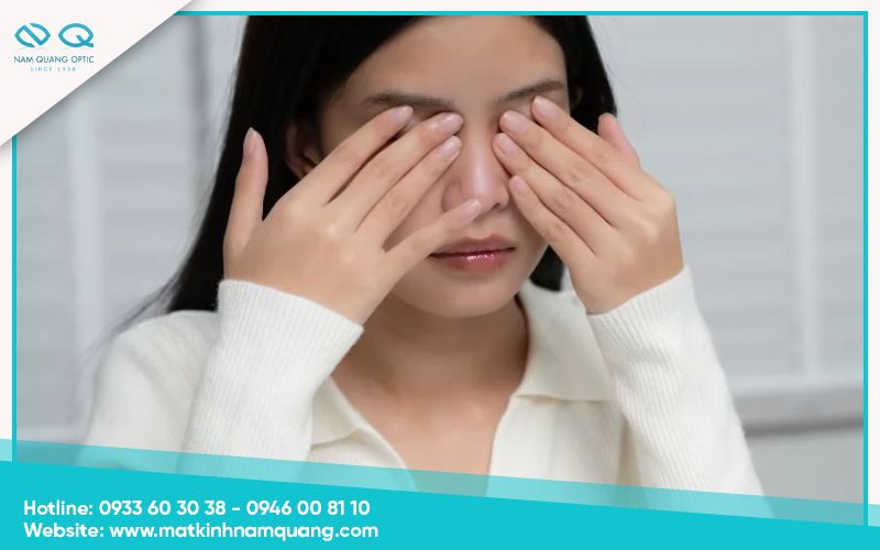 Deo-kinh-bi-nhuc-mat-3 Tại sao đeo kính bị nhức mắt?