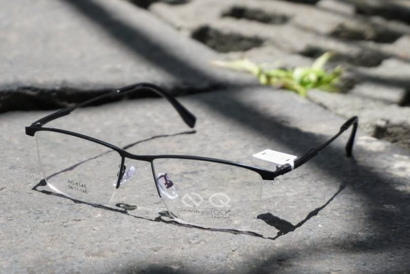 Gọng kính nửa gọng được ưa chuộng bởi người có khuôn mặt oval hoặc trái xoa