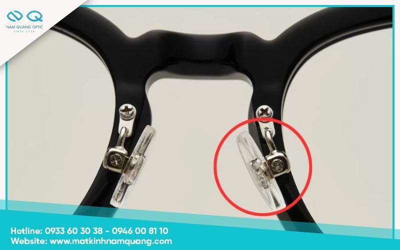 Gọng kính cho mặt tròn có miếng đệm mũi