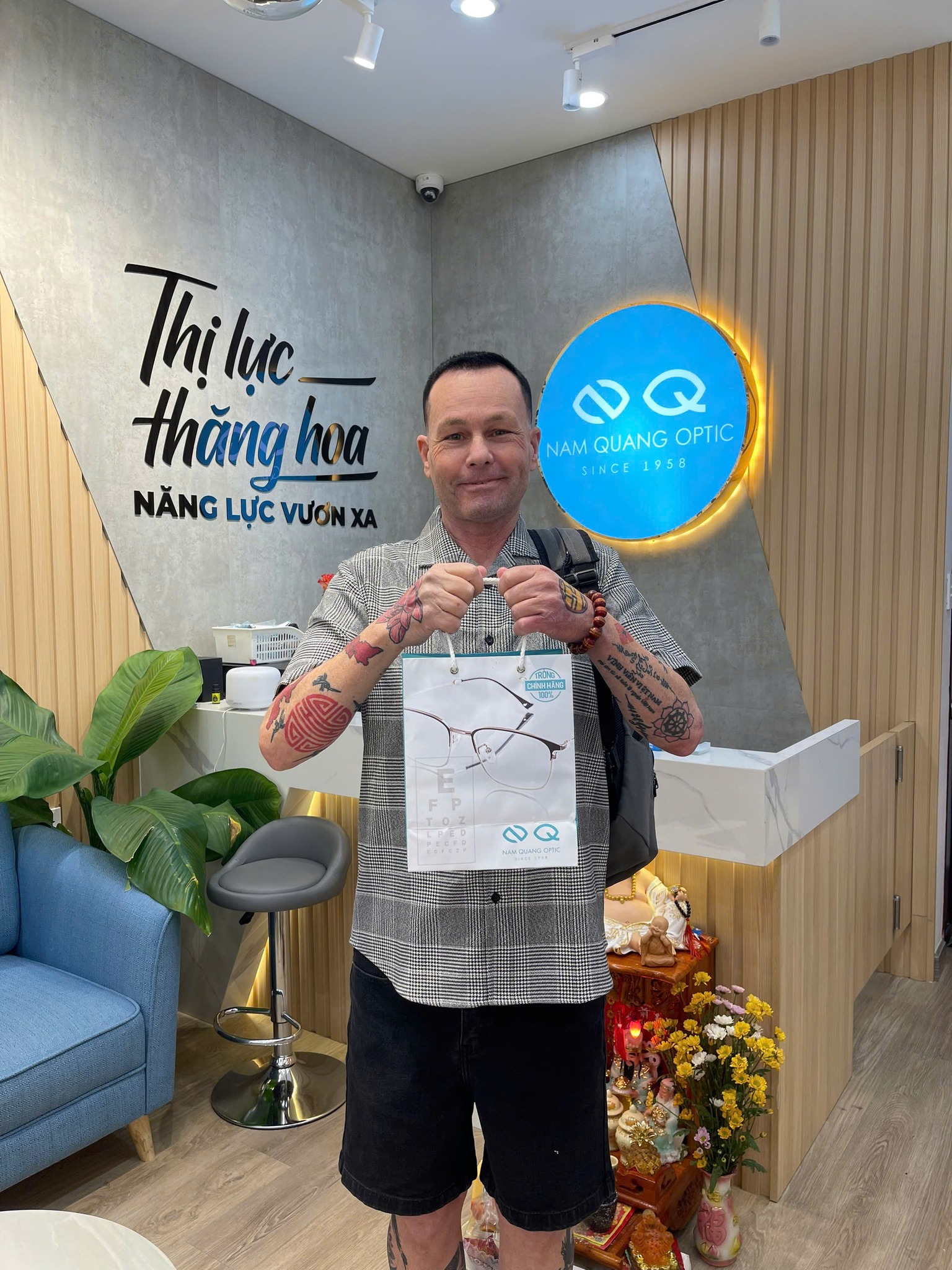 Mắt Kính Nam Quang tự hào là địa chỉ uy tín cung cấp các mẫu gọng kính mắt mèo chính hãng