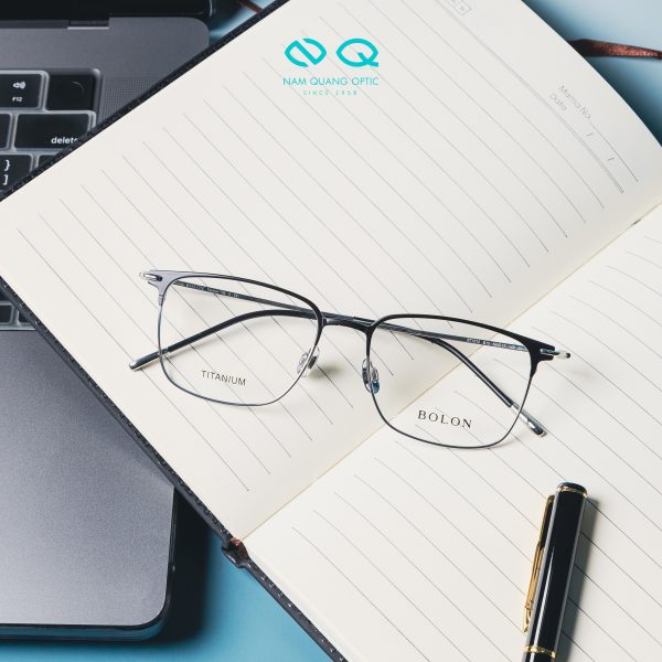 Kính gọng vuông nữ - Loại gọng vuông mỏng