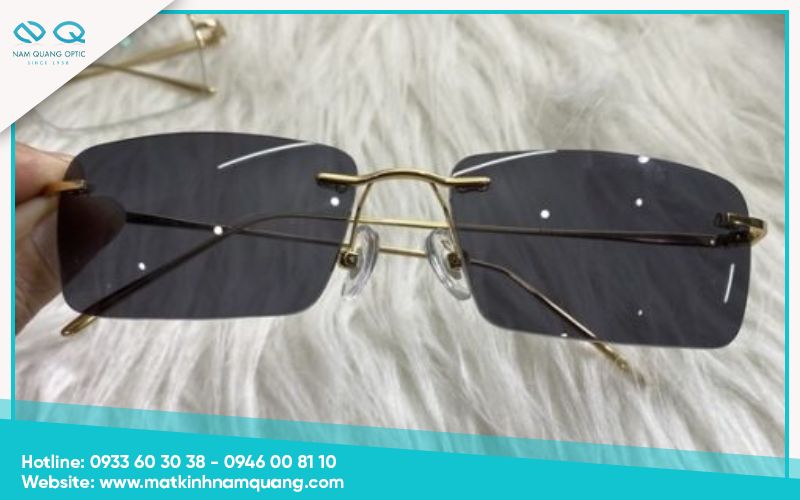 Kính mát nam vuông gọng titan