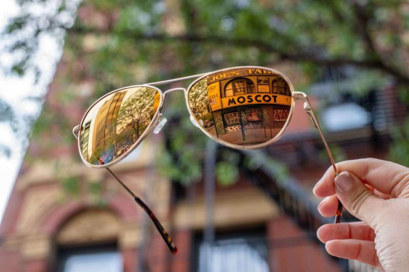 kinh mat trang guong