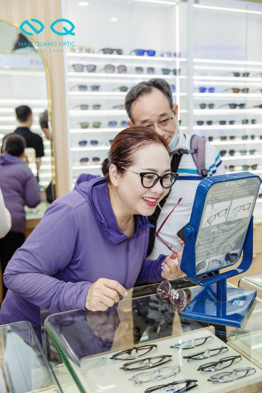 Khách hàng thử kính tại Nam Quang