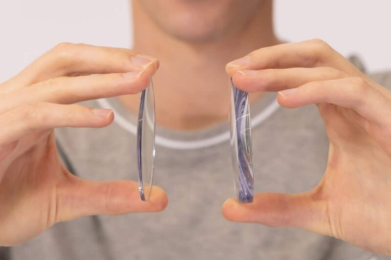 Trong-kinh-chong-be-2 Tròng kính Polycarbonate có đặc tính nhẹ, bền và khả năng bảo vệ mắt tối ưu