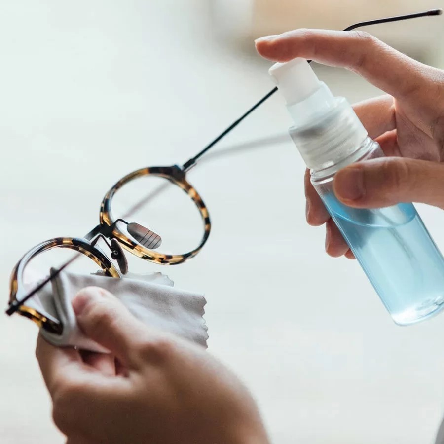 Thường xuyên vệ sinh kính bằng nước sạch và khăn lau chuyên dụng