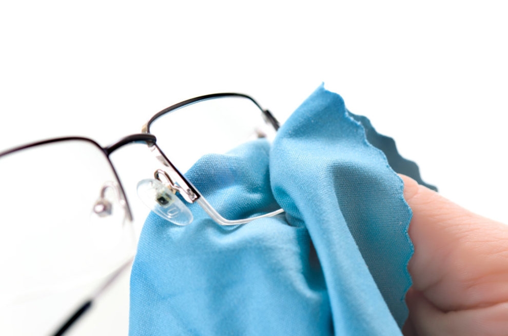 Vệ sinh kính hàng ngày hoặc sau mỗi lần sử dụng để giữ cho kính luôn sạch sẽ