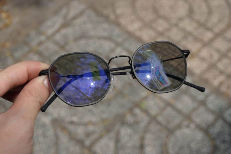 Tròng kính đổi màu chống chói lọc ánh sáng xanh