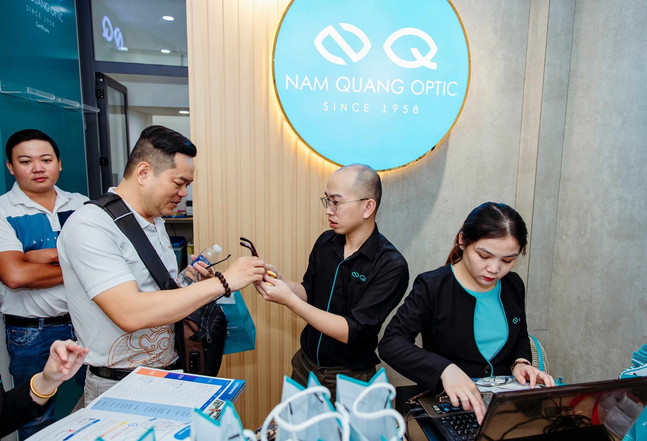 Quick glasses adjustment service in Ho Chi Minh City