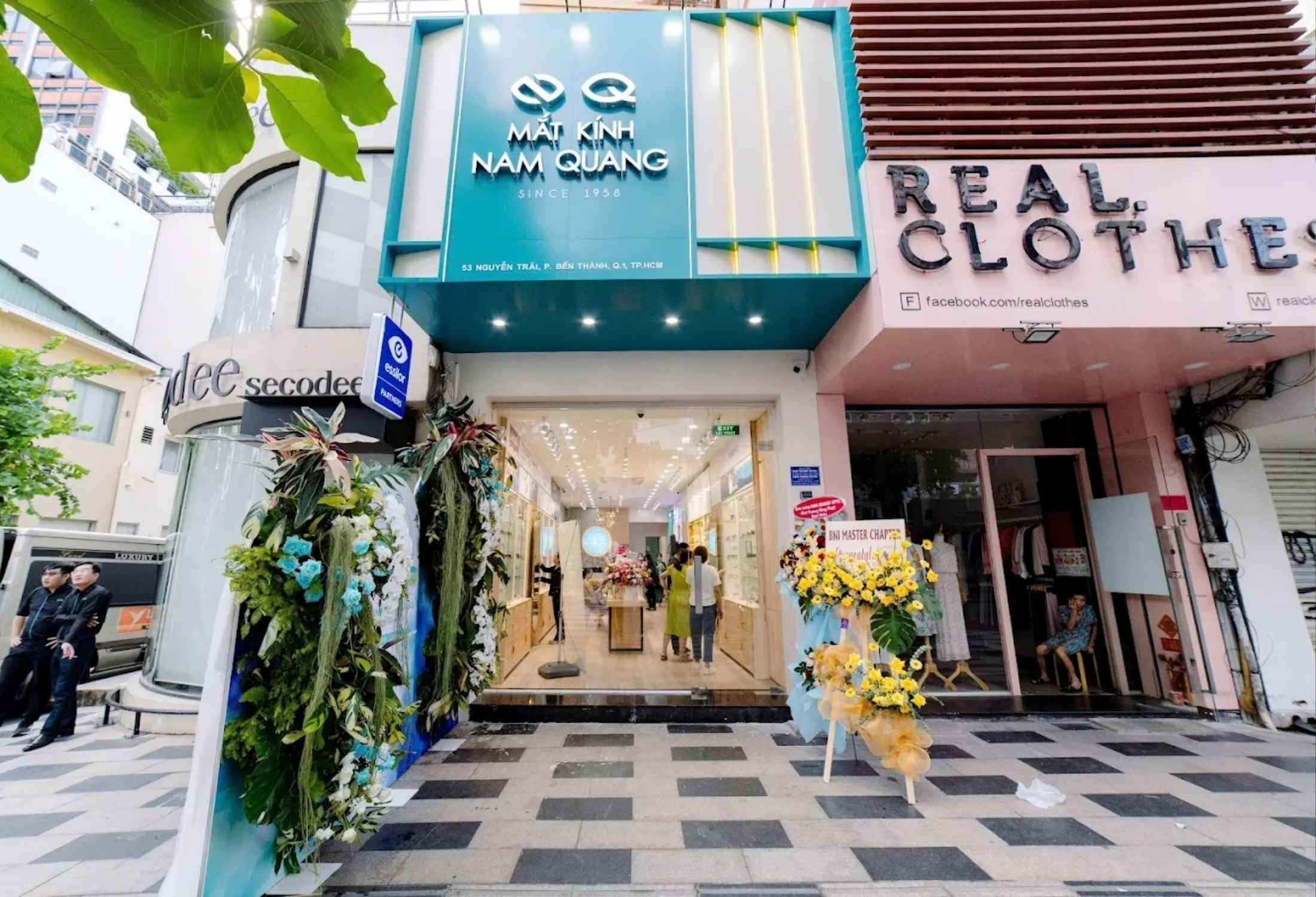 Quick glasses adjustment and repair support in District 1