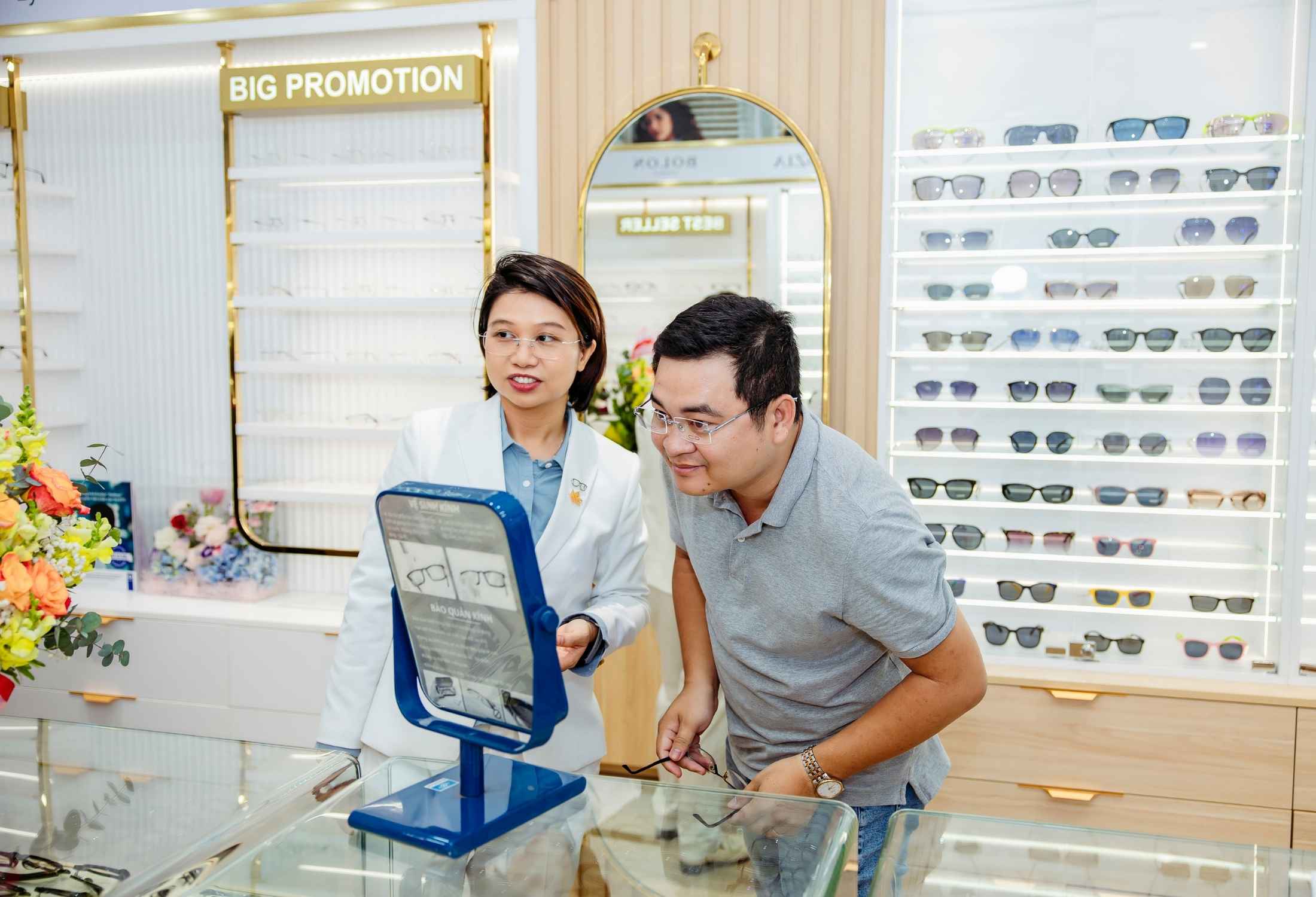 Choosing the right Nam Quang Optical branch for repair or eye exam