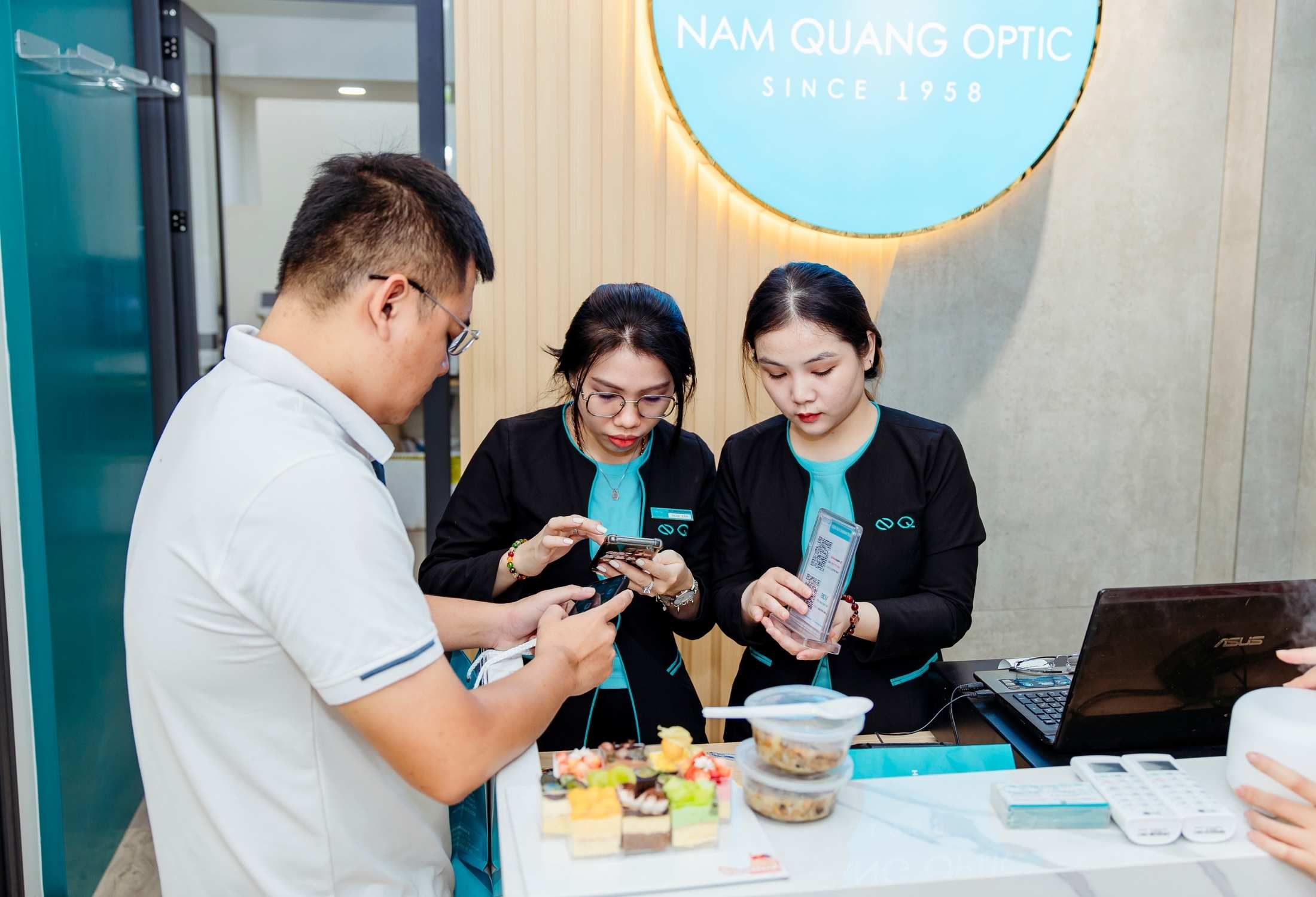 Fixing loose screws on glasses at Nam Quang Optical