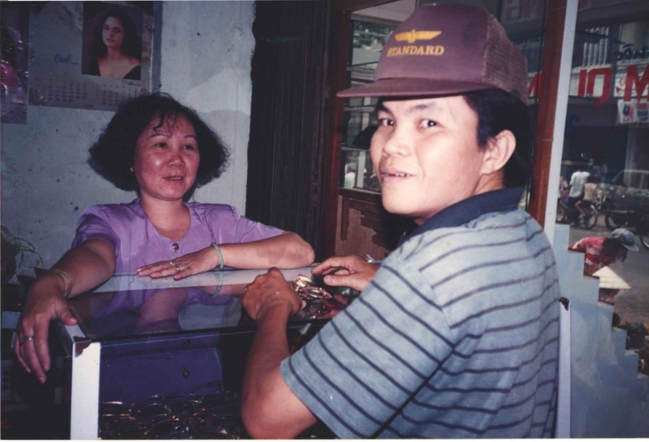 tu van khach hang tai quay mat kinh nam quang xua