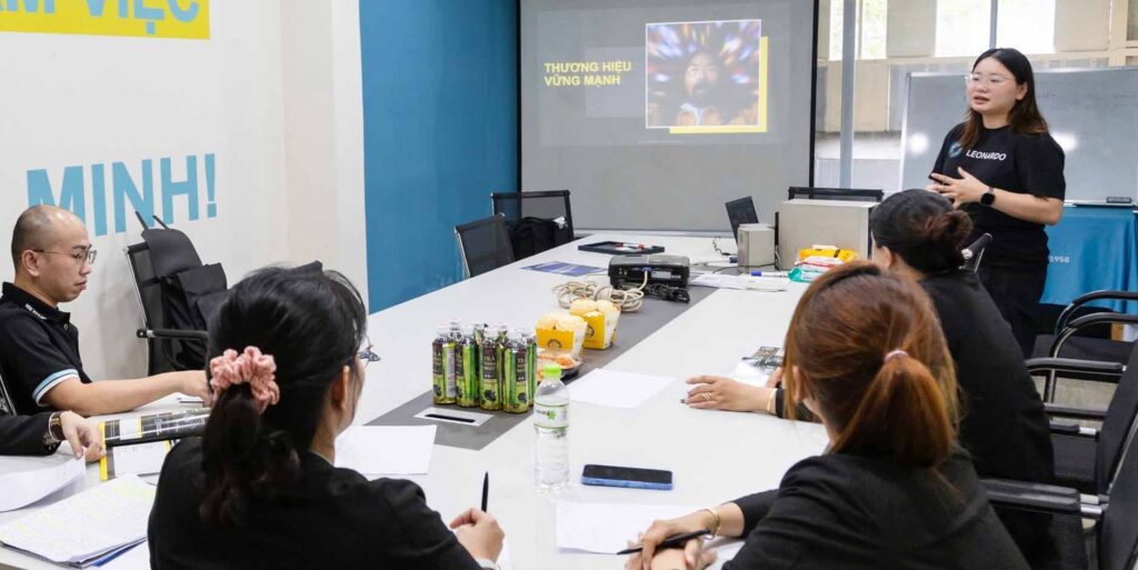 Buổi đào tạo chuyên môn tròng kính dành cho đội ngũ Nam Quang