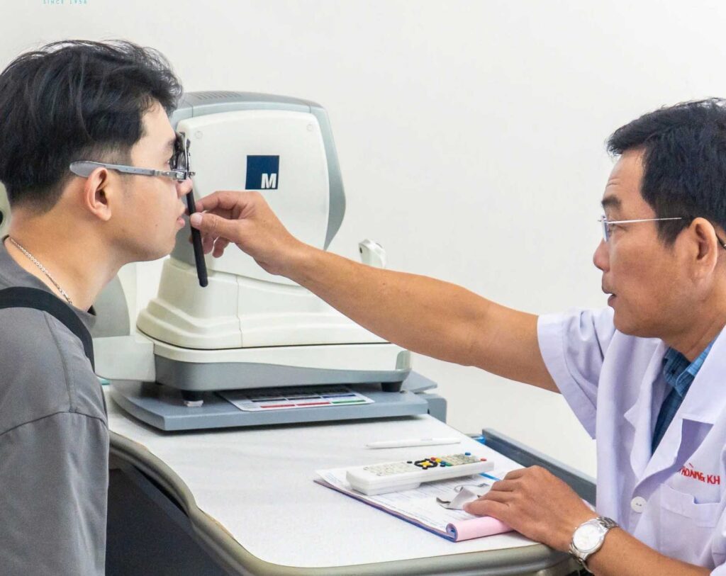Đội ngũ Nam Quang kiểm tra thị lực cho nhân viên doanh nghiệp
