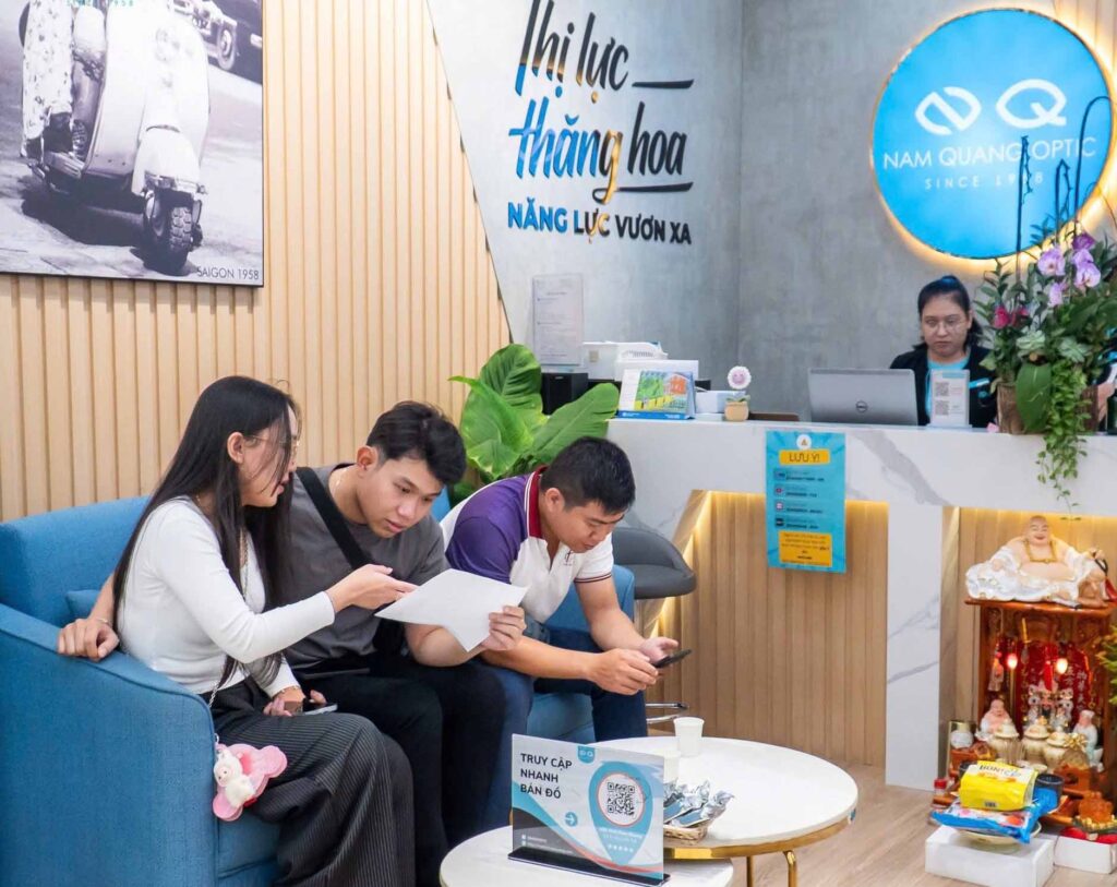 Nhân viên IFA trong chương trình chăm sóc thị lực cùng Mắt Kính Nam Quang
