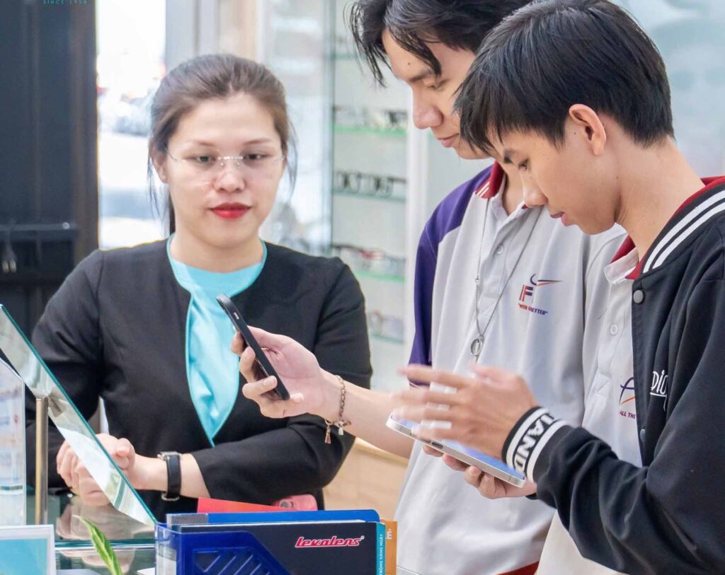 Nhân viên IFA trong chương trình chăm sóc thị lực cùng Mắt Kính Nam Quang