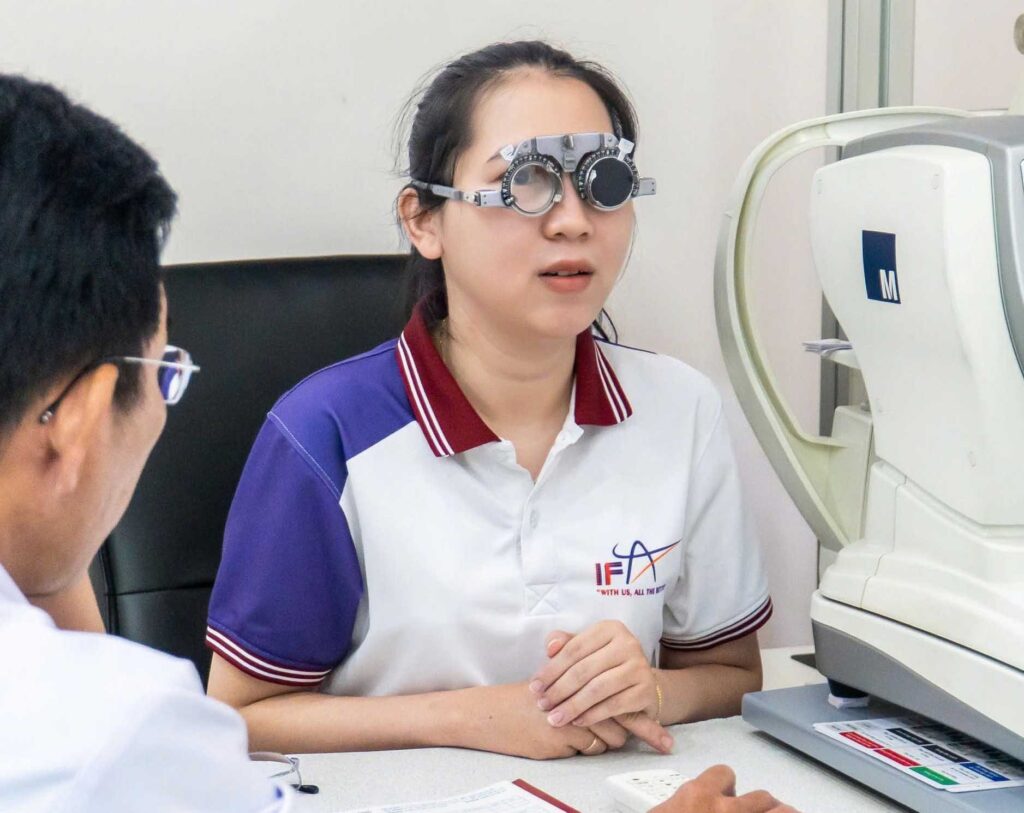 Nhân viên IFA kiểm tra thị lực tại Mắt Kính Nam Quang