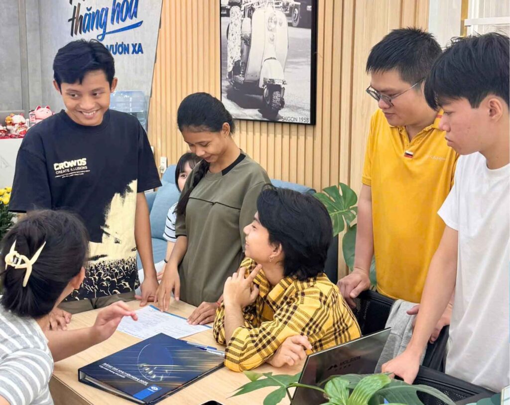 Đội ngũ Nam Quang tư vấn kính cho trẻ trong chương trình cộng đồng