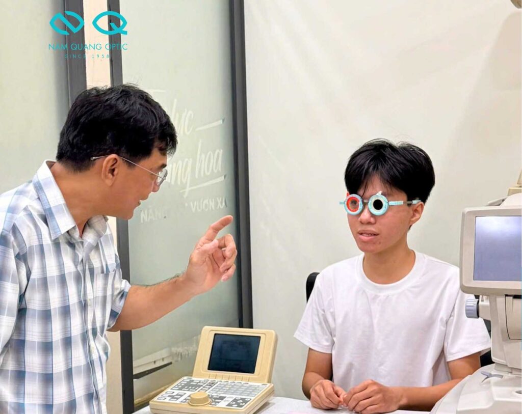 Trẻ thử kính sau khi được kiểm tra thị lực trong chương trình